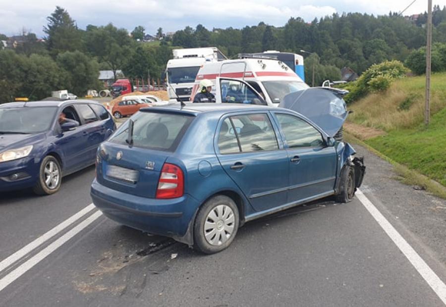Uderzyła skodą w tył autobusu