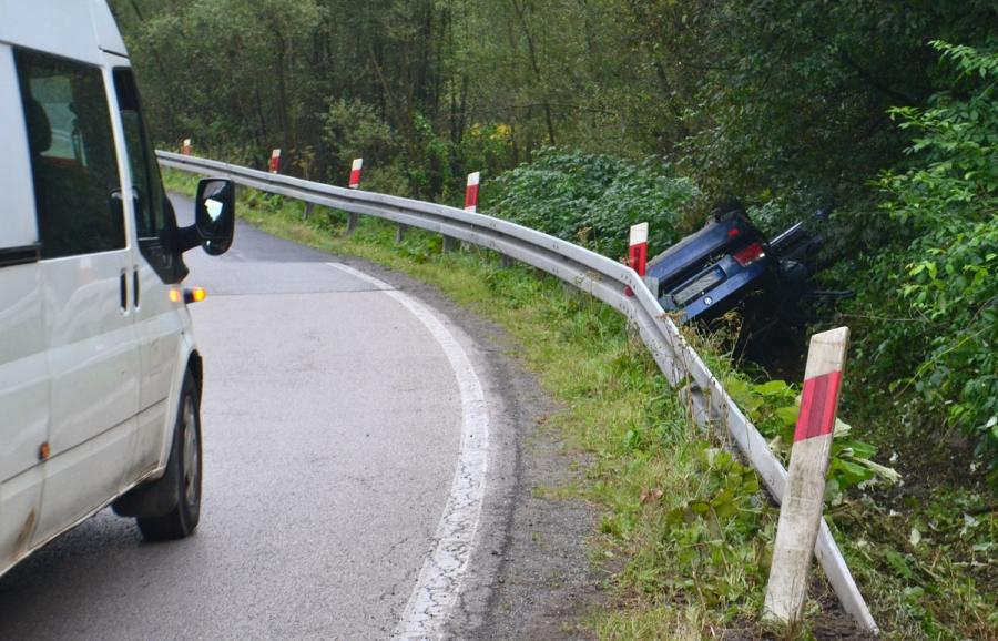 Twarde lądowanie bmw, czyli kolizja ze sporą ilością alkoholu w tle