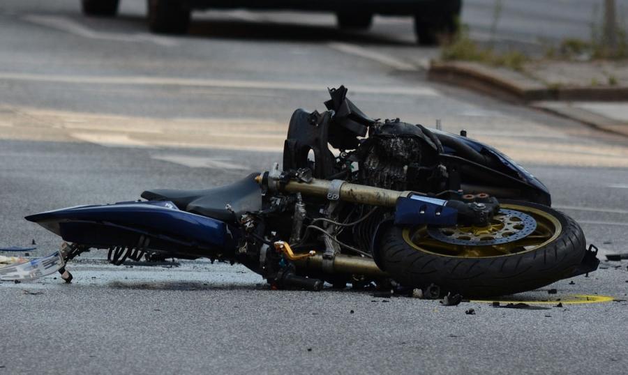 Przykra przygoda motocyklisty. Pozostała... wywrotka