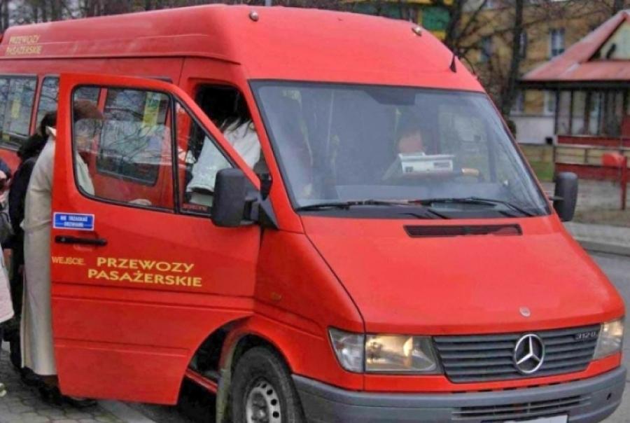 Busy przejeżdżają, uczniowie zostają na przystankach. Dotarcie na pierwszą lekcję bywa wyzwaniem