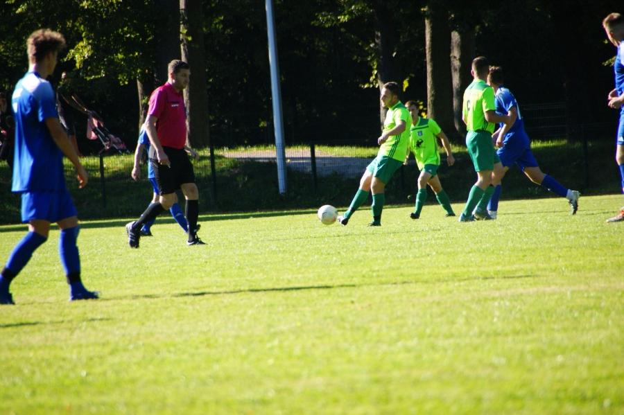 Piłkarska środa: Tempo wskakuje na fotel lidera, przełamanie Babiej Góry i gol w doliczonym czasie gry, pechowa końcówka Halniaka