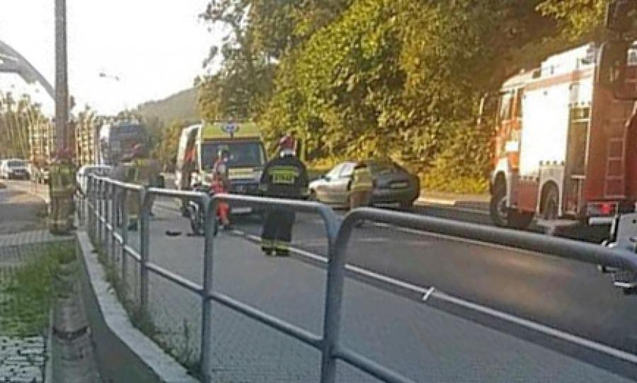 Zbyt pochopnie wjechał audi na krajówkę. Ucierpiał przez to motocyklista
