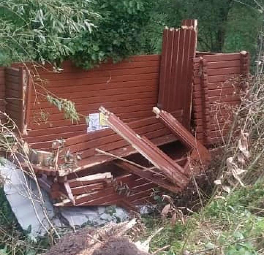 Z wiaty przystankowej niewiele zostało