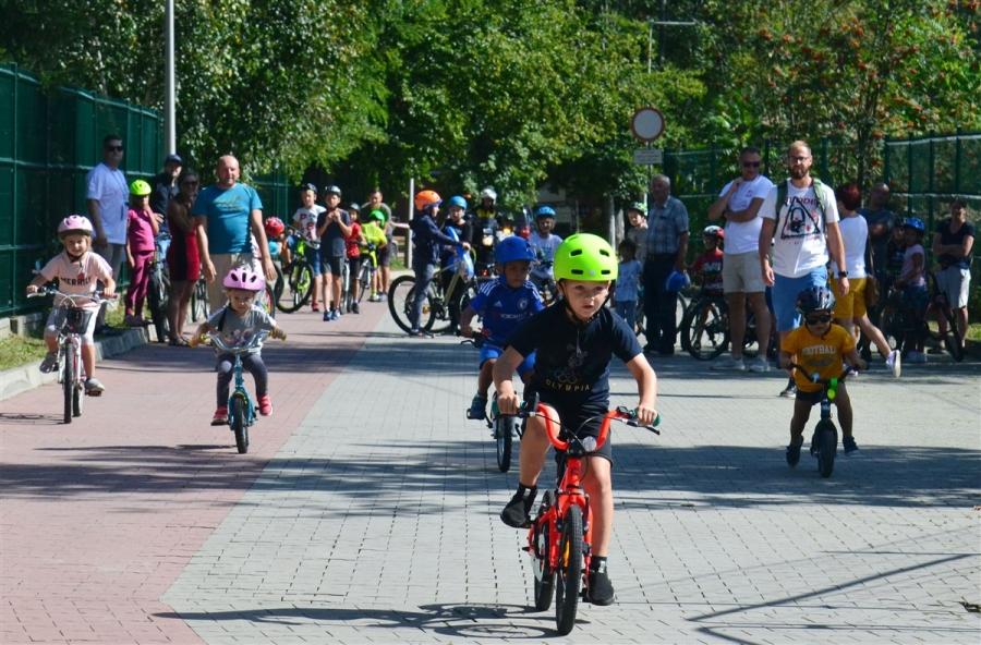Młodzi pedałowali na deptaku. 12. Mini Wyścig 