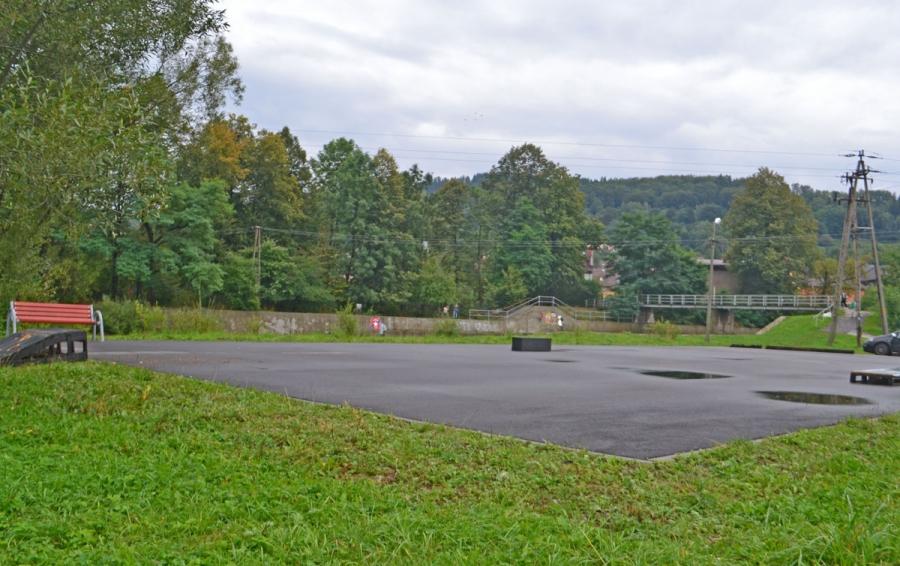 Suski skatepark ma być gotowy w przyszłym miesiącu. Wykonawca robót przejął plac budowy