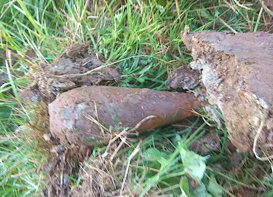 W Pewelce znaleziono pocisk z czasów II wojny światowej. Zajęli się nim saperzy (Video)