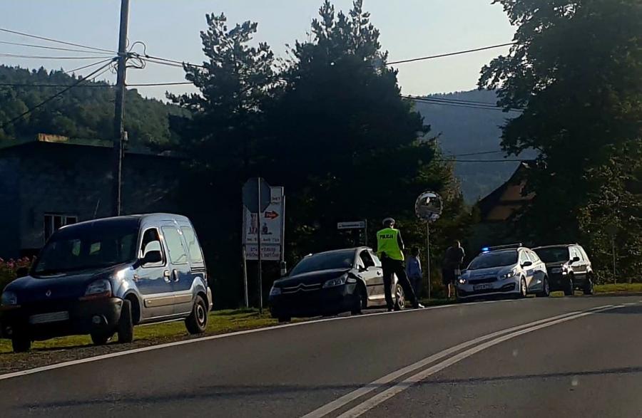 Wpadł citroenem na renaulta. Jedna osoba ucierpiała