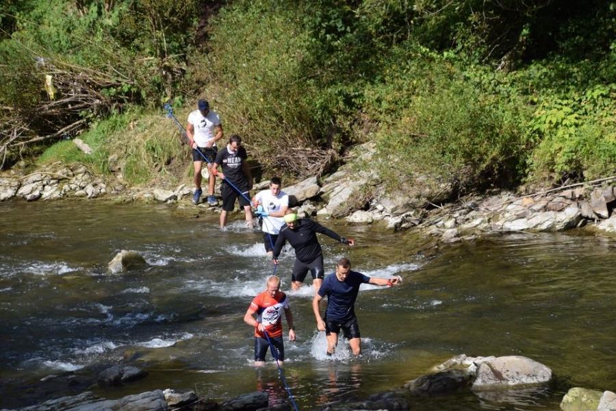 Pokonywali w bród Skawę, taplali się w błocie, wspinali na skocznię. Na Biegu Harpagana po prostu się działo