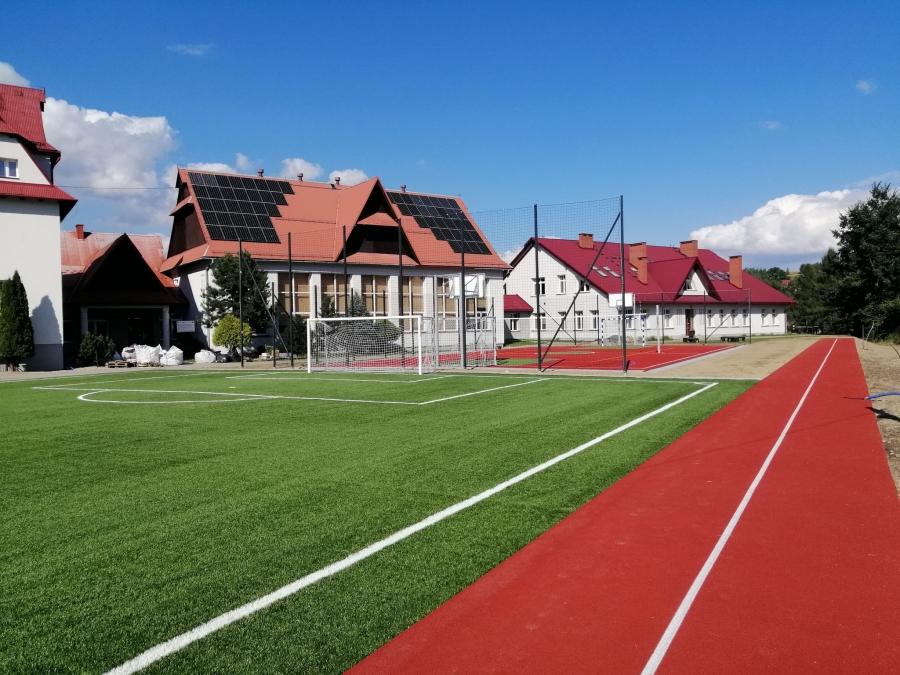 Nowe boiska sportowe przy szkołach podstawowych w gminie Bystra-Sidzina