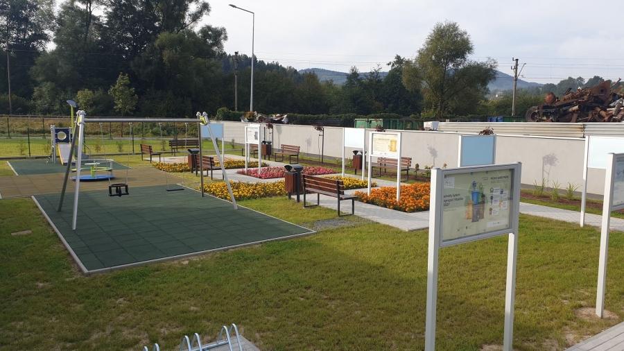 Kwiatowe rabaty, plac zabaw, plansze edukacyjne - takie cuda można zobaczyć w makowskim punkcie zbiórki... odpadów