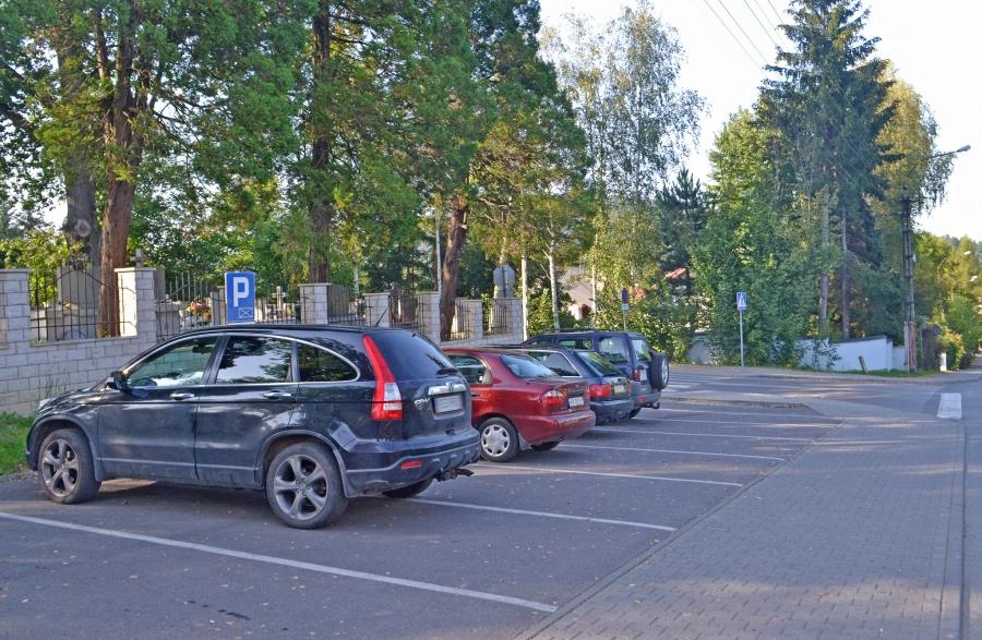 Straż Miejska ma przycmentarny parking na oku. Dlaczego?