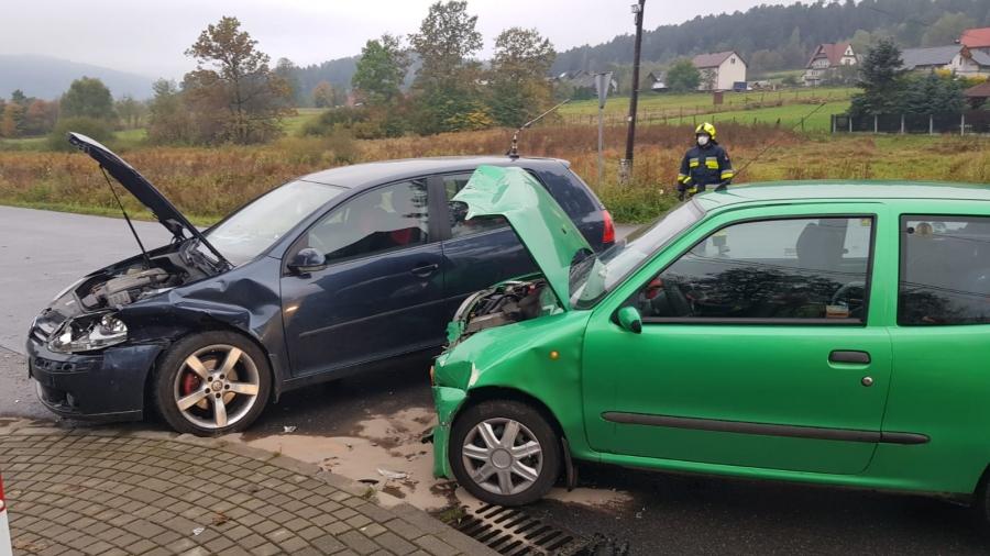 Poważny wypadek w Krzeszowie. Dwie osoby ucierpiały