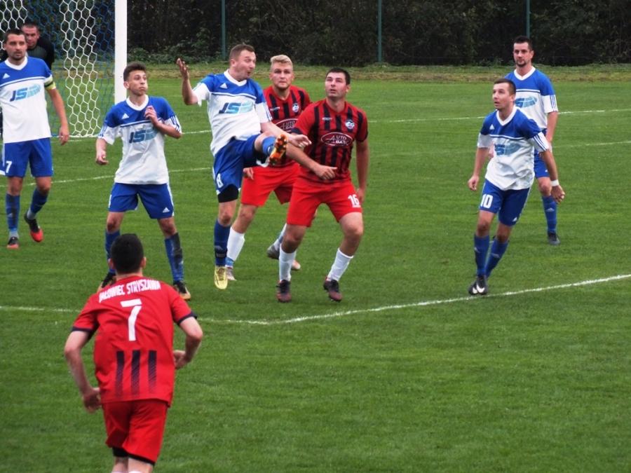 Piłkarski weekend: Ladies z pierwszą wygraną, Jałowiec od 0:1 do 5:1, bracia zapewniają wygraną Narożu,  pewne komplety punktów Huraganu i Błyskawicy