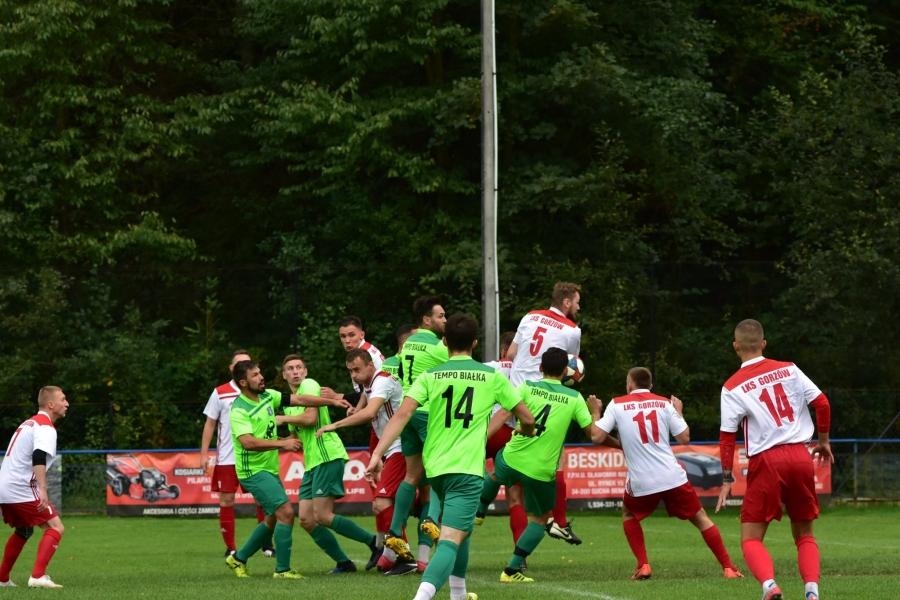 Piłkarski weekend: Mecz Brzezina-Tempo w internecie, trudne i ciekawe też przeprawy Żurawia i Strzelca, Babia Góra, Naroże, Ladies i Żuraw nie zagrają
