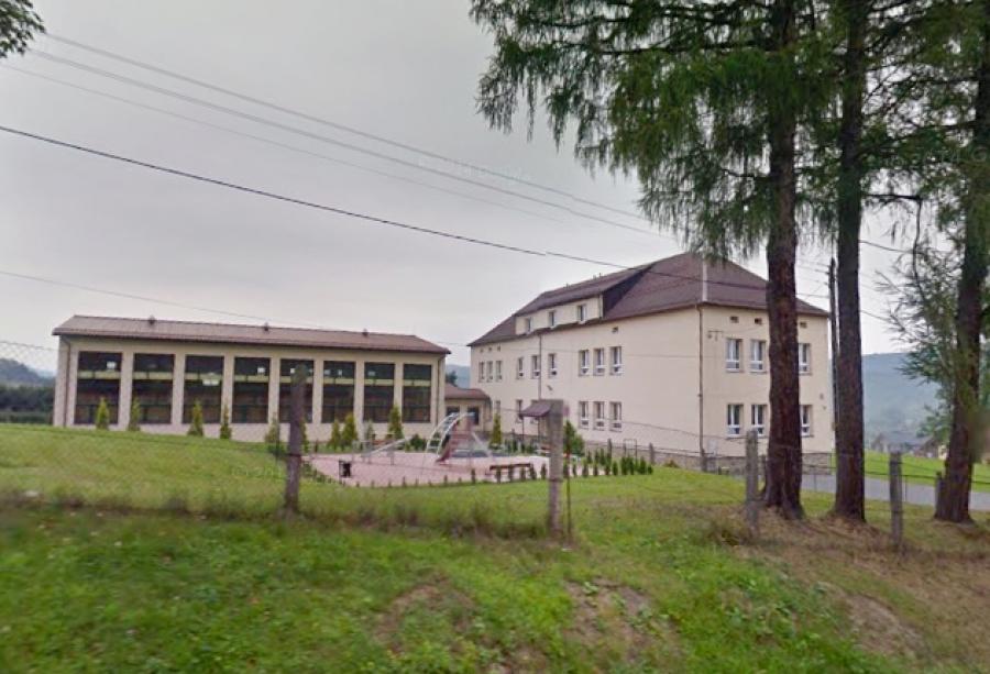 Z ławek przed komputery. Dwie kolejne klasy na przymusowym zdalnym nauczaniu