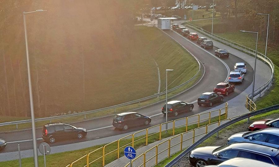 Drive thru w Suchej Beskidzkiej zaczął pracę w nowej lokalizacji. Od rana duży ruch