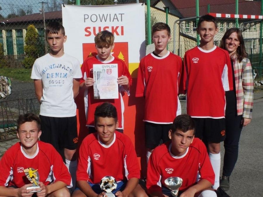 Uczniowie z SP Juszczyn zdominowali powiatowe zawody w piłkę nożną dla klas 7-8