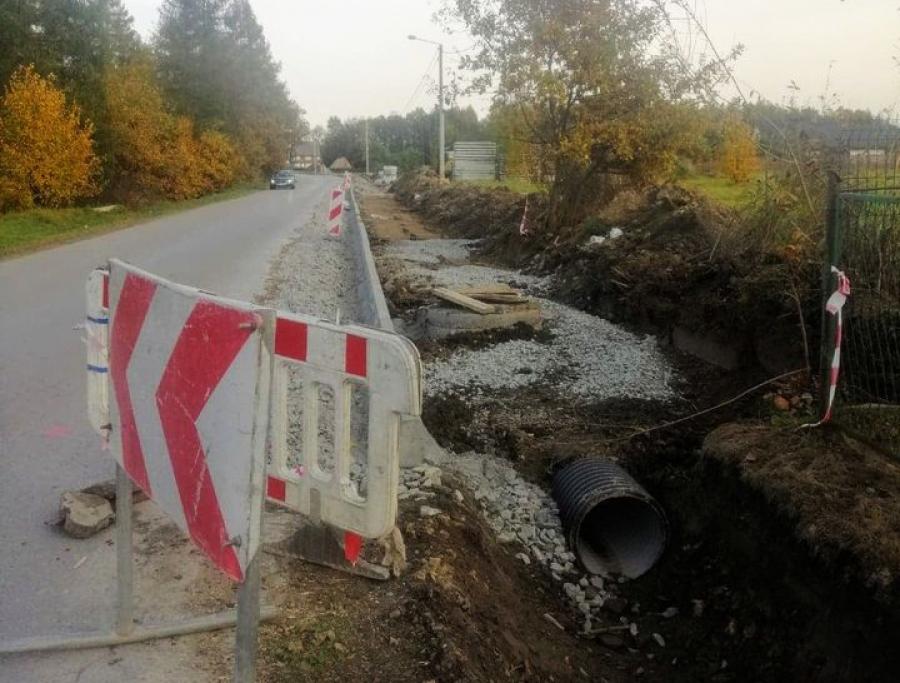 Trochę zostało z mostu, resztę dołożyli i budują chodnik
