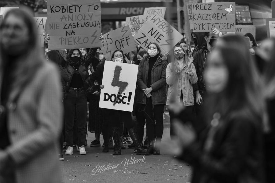 Strajk (nie tylko) Kobiet. Tłumy protestowały w Suchej Beskidzkiej (ZDJĘCIA i film)