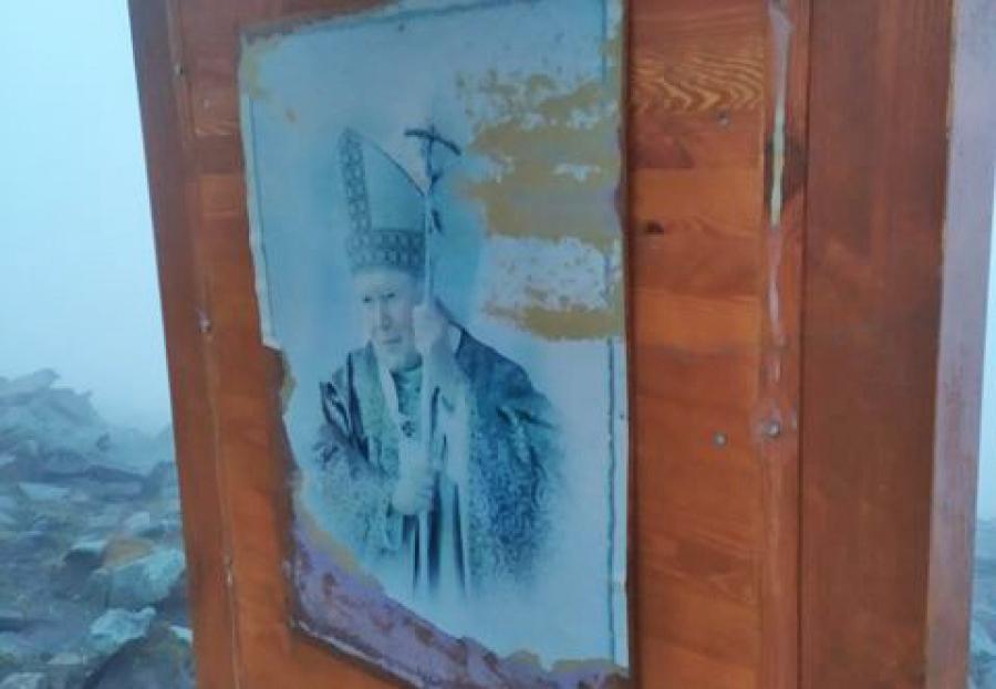Ktoś podniósł rękę na papieża?