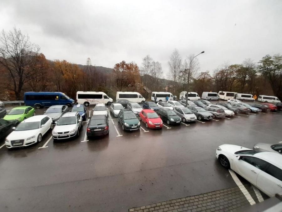 Przewoźnicy zjechali pod suskie Starostwo. Apelują o pomoc, by mogli przetrwać