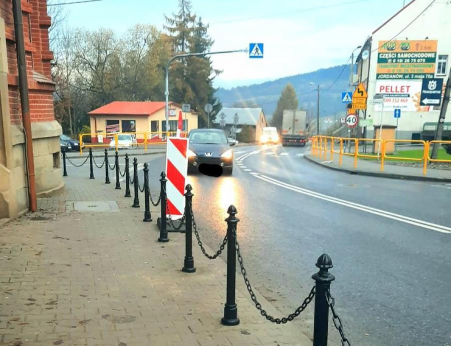 Przenieśli przejście. Zamontowali stylowe słupki