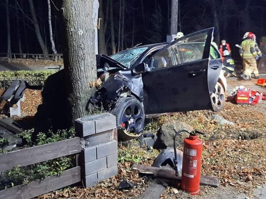 Wbił się volkswagenem w drzewo