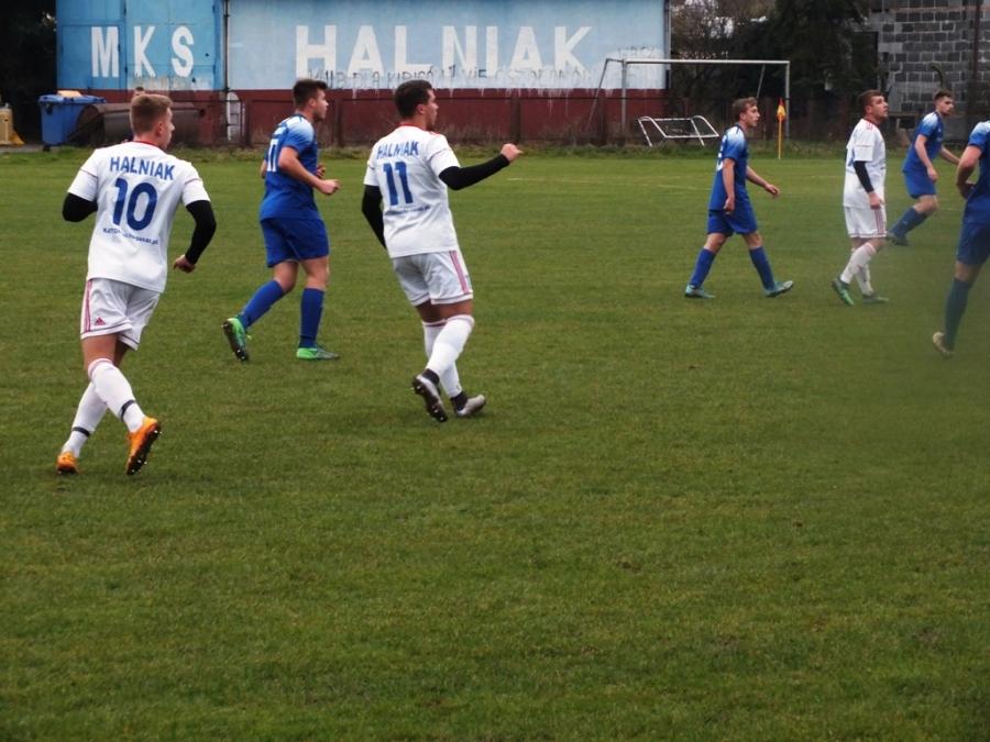 Piłkarski weekend: Jednostronne derby w Makowie, Wróblewski trafia w doliczonym czasie gry, Naroże na zwycięskiej ścieżce