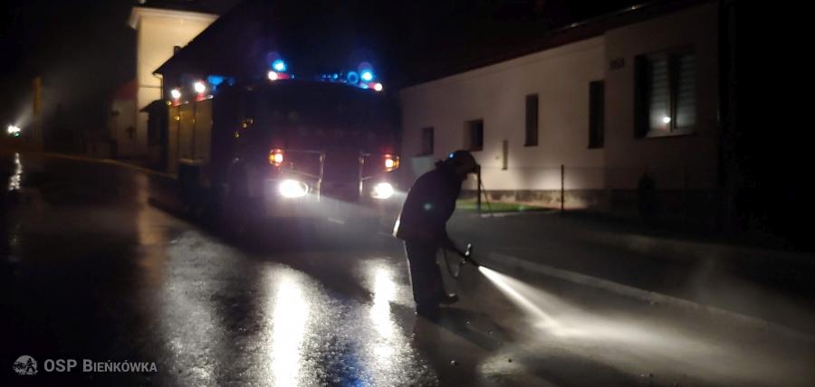 Beton na drodze powiatowej. Musieli interweniować strażacy