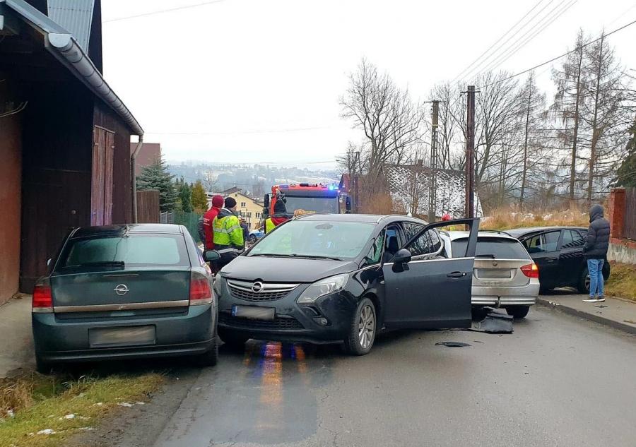 Naprawa: Cztery auta rozbite, droga zablokowana