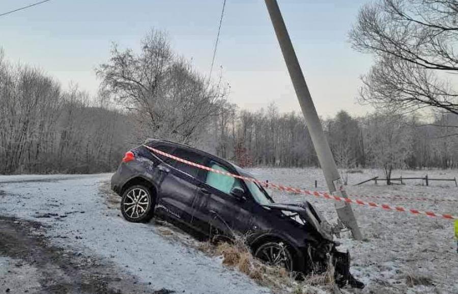 Słup nie przetrwał uderzenia przez bmw