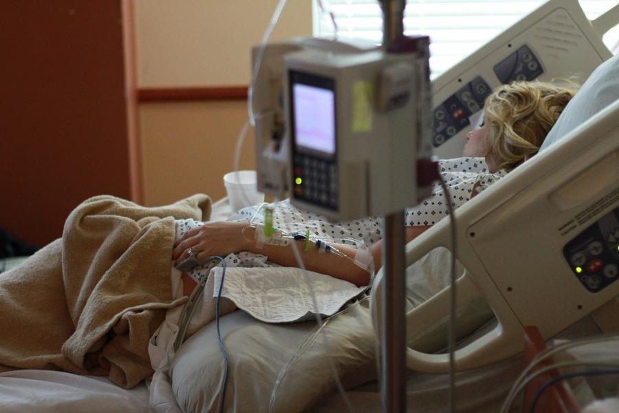 Ubywa łóżek i pacjentów covidowych. 800 osób chce się zaszczepić