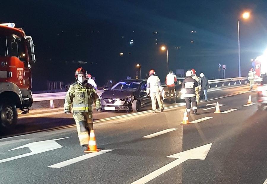 Kierowca renaulta przeszarżował, prowadzący hyundaiem dostał odłamkami