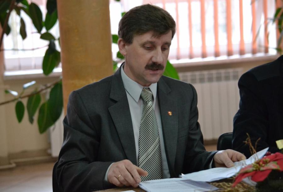 Rada Powiatu Suskiego w pełnym składzie. Radny złożył przysięgę