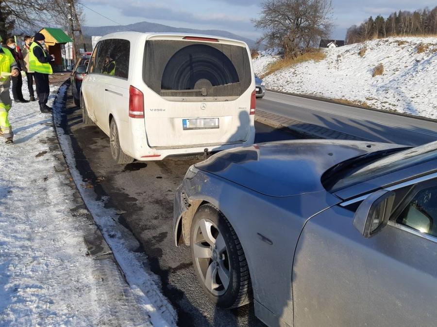 Za jednym uderzeniem rozbił pięć samochodów!