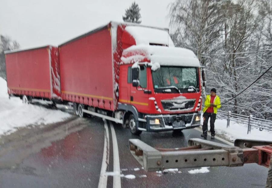 Zima (nie pierwszy raz) zaskoczyła. Kierowcy mieli pod górkę