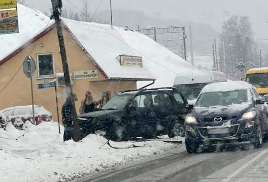 Osielec: Rozbite trzy auta i słup
