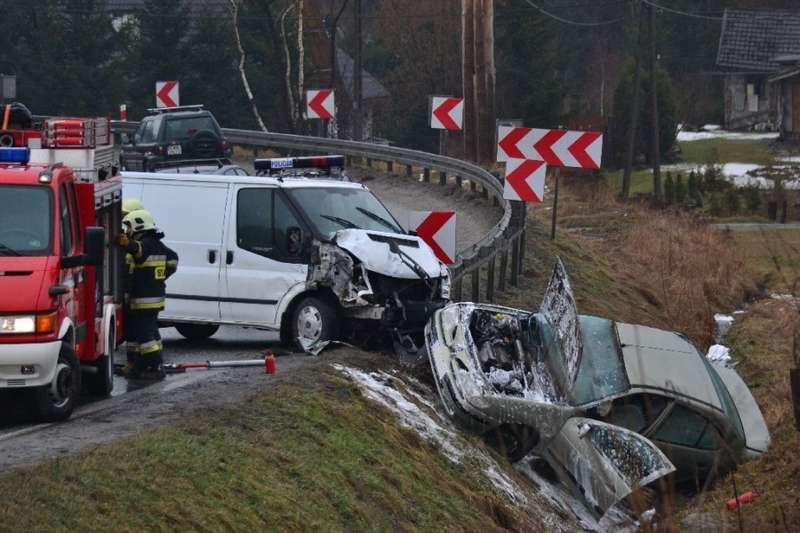 Auto w rowie, kierująca w szpitalu