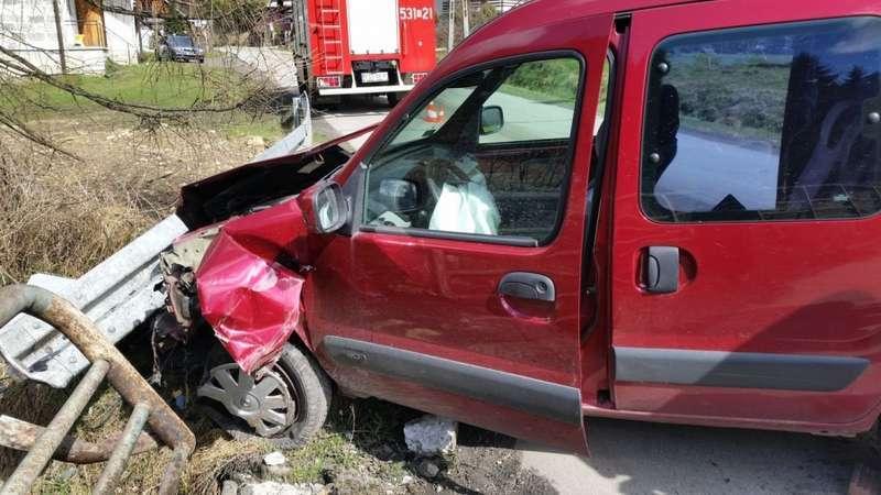 Płyn hydrauliczny na drodze i kolizja gotowa