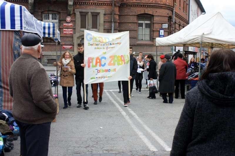 Walczą o place zabaw - czy zdążą?
