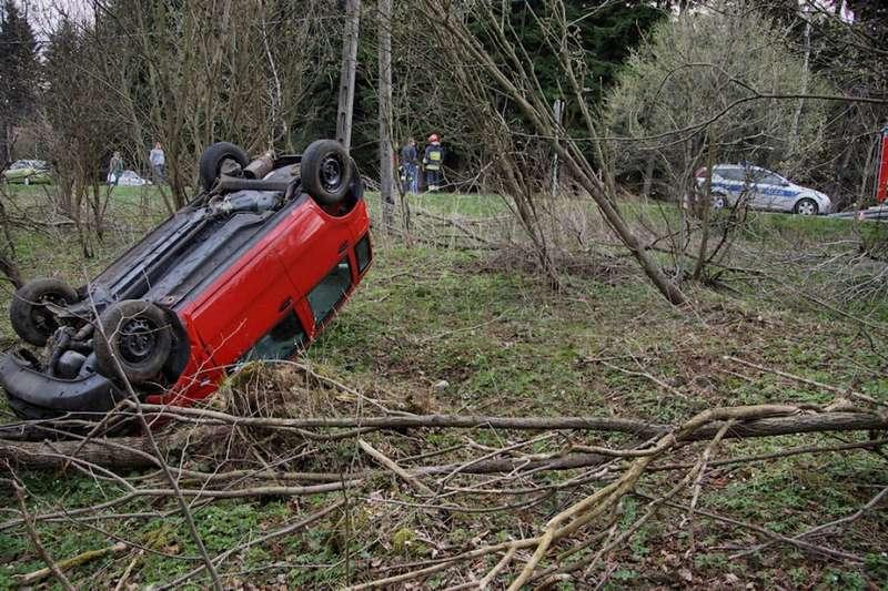 Zawoja. Drogę zabiegła mu sarna.