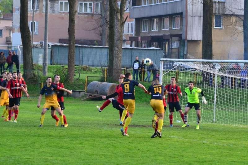 Piłkarska sobota: Derby rozstrzygnięte przed przerwą, dymisja Krzeszowiaka