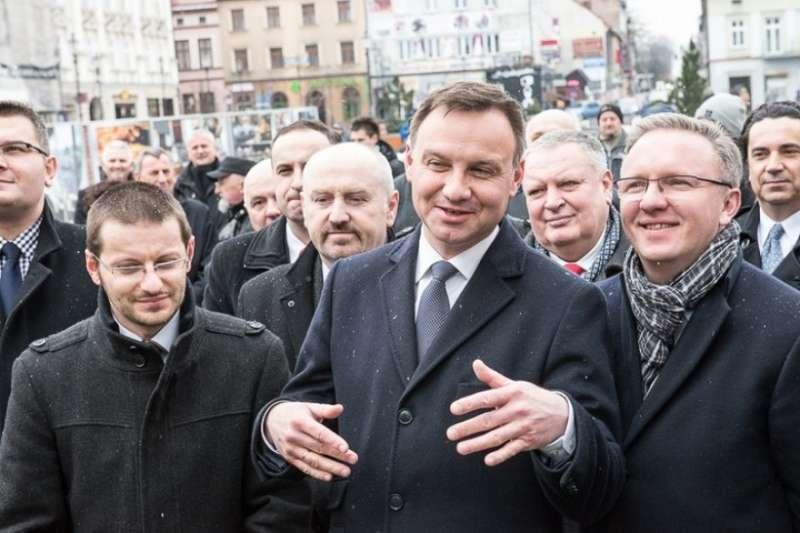 Duda wygrywa w cuglach!
