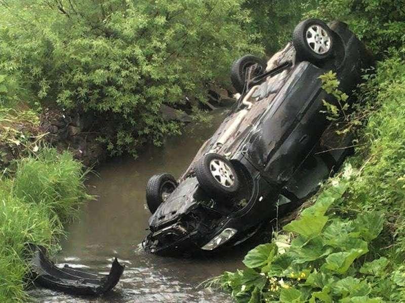 Palcza. Opel w potoku
