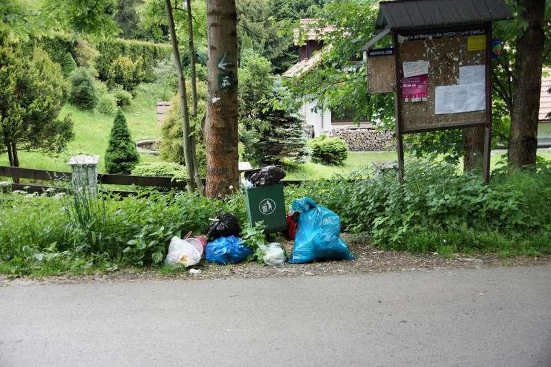 Zawoja „zalana” śmieciami