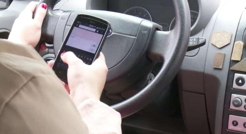 Rozmowa przez telefon i jazda samochodem to niebezpieczna mieszanka