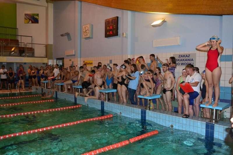 Nocny maraton pływacki - zebrano ponad 9 tys złotych!