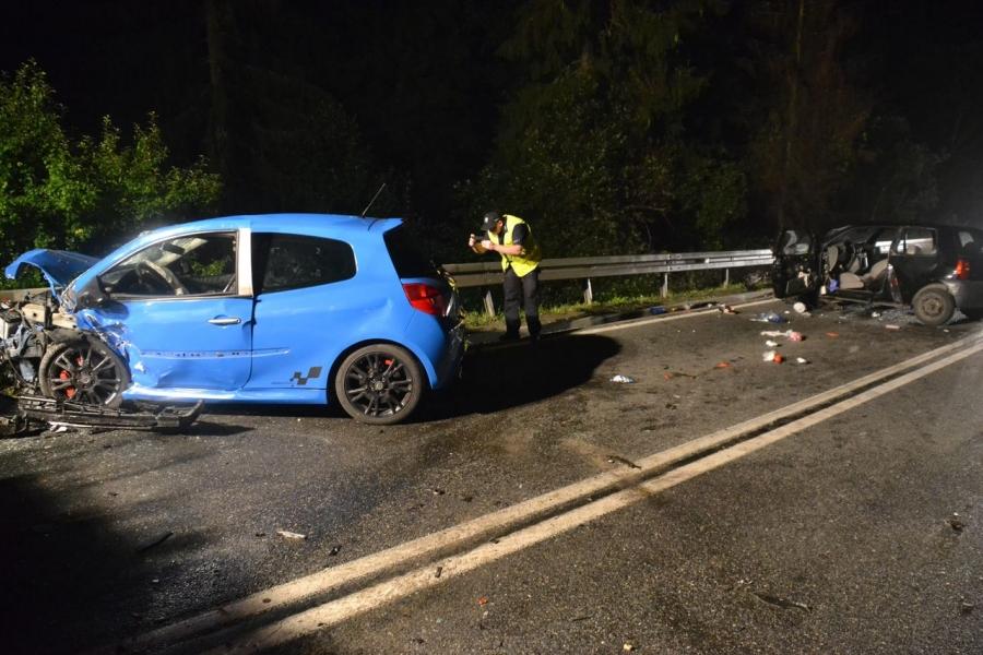 Wypadek w Bystrej. Czołowe zderzenie dwóch aut. Trzy osoby w szpitalu