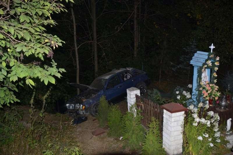 Skawica: Staranował ogrodzenie i zatrzymał się przed skarpą