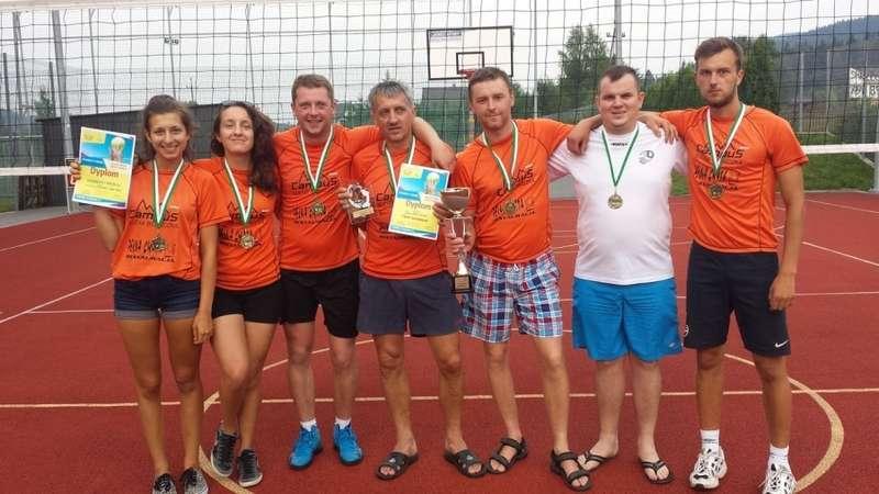 „UKS Dziadki” zachęcają dzieci i młodzież do grania w siatkówkę.